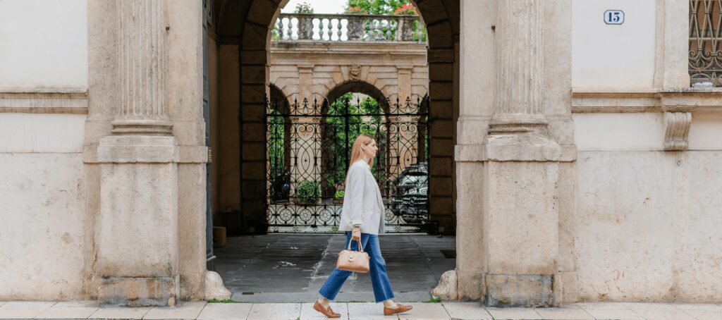 Adele Fortunato davanti a un portone storico di Verona, fondatrice e consulente immobiliare di Fortunato Real Estate